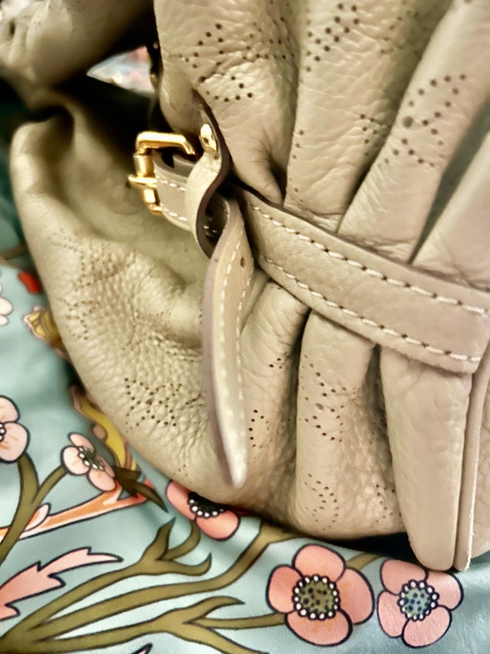 Louis Vuitton Mahina hobo - Picture 8 of 10